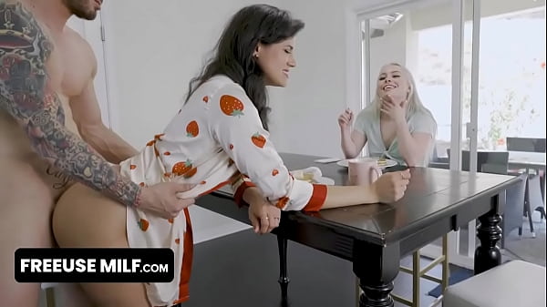 FreeUse Milf - Adolescente rubia deliciosa entra en la casa Freeuse de su tía y deja que su prima la folle por todas partes