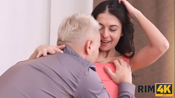 RIM4K. Rimming est une surprise que la fille ait du rouge pour l'anniversaire