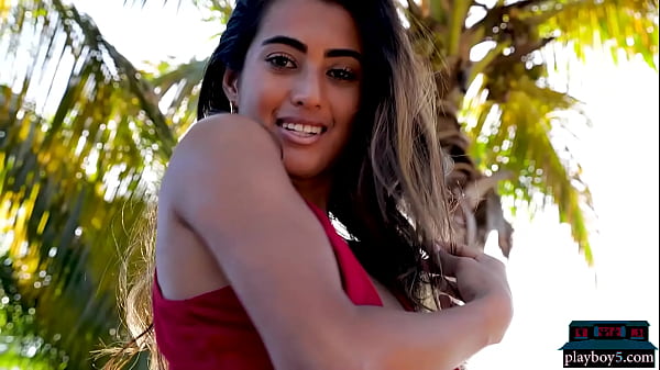 La pequeña joven latina Katherinne Sofia hace un striptease en solitario para Playboy al aire libre