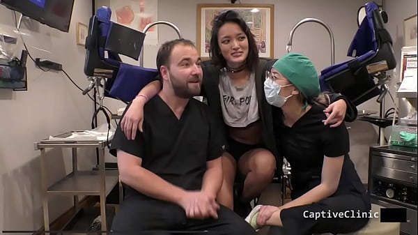 Channy Crossfire tomada por extraños en la noche para ser empujada y empujada por los pervertidos médicos Doctor Tampa y Doctor Nyx. ¡Mira la película completa de 1 hora solo en BondageClinic! reponer