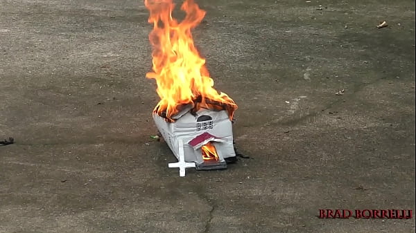 Baise ta religion, Brad Borrelli