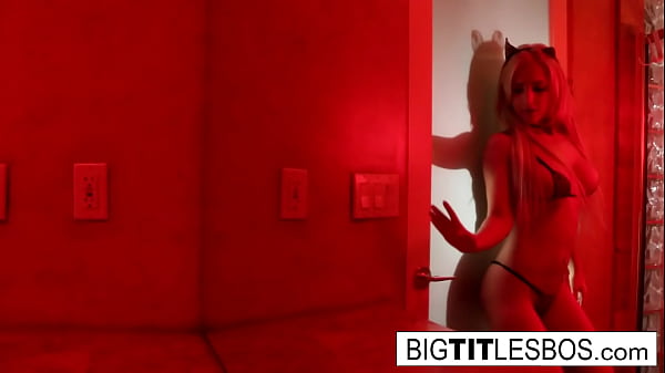 Chica joven sensual se divierte