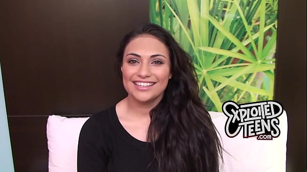 Diese 19-jährige Brünette hat einige SCHÖNE, ganz natürliche D-Körbchen-Titten