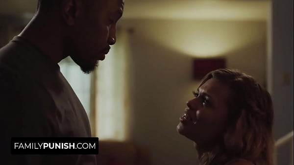 Cô gái trẻ sexy khoe dáng