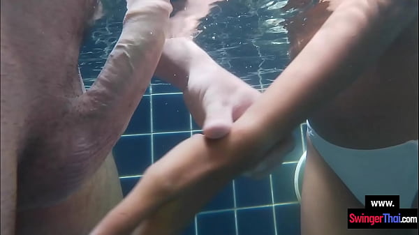 Una fidanzata tailandese amatoriale fa sesso in piscina con il suo grosso cazzo del fidanzato europeo