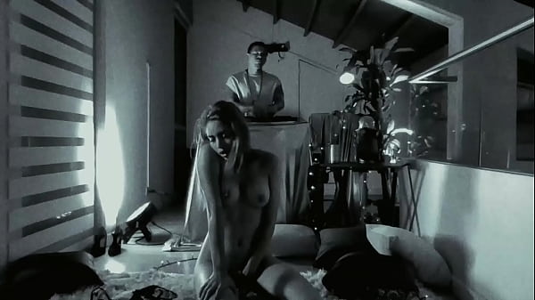 Una sexy teenager amatoriale si mette in mostra