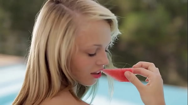 La ragazza cattiva prende in giro