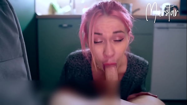 Ma belle demi-soeur ne voulait pas faire la vaisselle, alors elle s'est fait baiser dans la bouche !