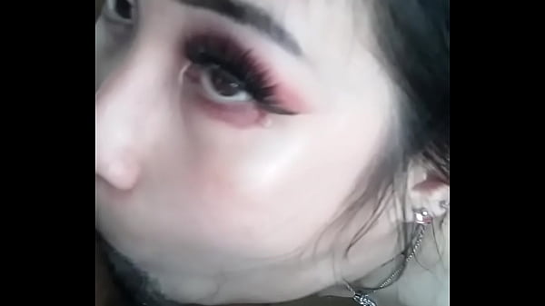 Eva Yi wird von einem schwarzen Schwanz in die Kehle gefickt