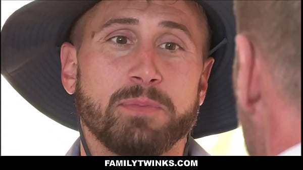 Heißer Briefträger-Dreier mit Stiefvater und Twink-Stiefsohn – Michael Boston, Myles Landon, Wesley Woods