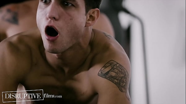 Army Jock hilft Bunkmate, sich selbst zu akzeptieren und gibt seine erste schwule Erfahrung