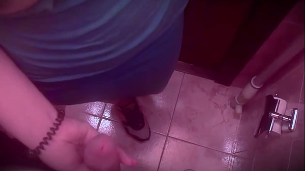 Joven Puta Mamada Arriesgada En El Baño Del Club