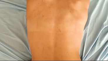 Una bella ragazzina birichina si diverte - bionda