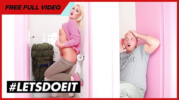 HORNYHOSTEL - (Lovita Fate, Mark Aurel) - Une ado blonde au gros cul surprise en train de se masturber dans la salle de bain et se fait prendre une scène complète