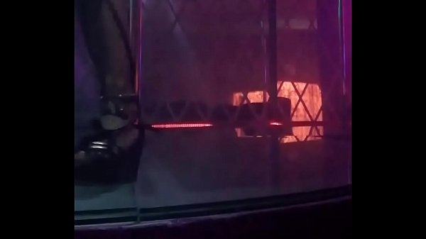 Sexy kolumbianische Hure bewegt ihren Arsch