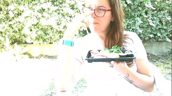 Ich esse wie ein Schwein, gute Japaner im Garten. Willst du mich ausspionieren?