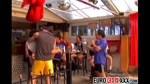 Junge Eurosportler spritzen hart ab, nachdem sie bei einer Café-Orgie gefickt haben