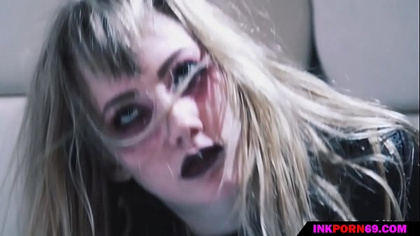 Das psychopathische Mädchen wird von ihrem perversen Arzt gefickt