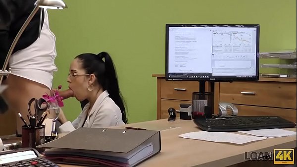 PRESTITO4K. L'adorabile Elis Dark è un talento emergente nel gruppo rock ma ha bisogno di soldi