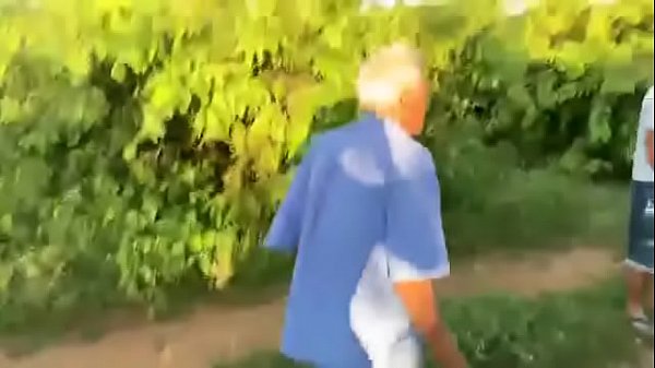 Lopim espancando o ladrão de tiringa de goiaba com um pedaço de pau