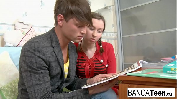 La giovane mora sta facendo alcuni imbrogli anali