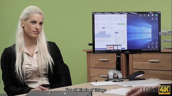 Attraktives Teenie-Mädchen zieht sich aus