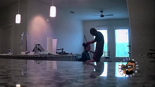 UNE JEUNE FEMME NERDY DES VOISINS VIENT SE PLAINDRE MAIS OBTIENT UNE BANDE-ANNONCE BBC CREAMPIE -MaxThePornGuy