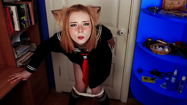 Hübsches Fingern der schmalen Vagina und Saugen des Dildos – Nahaufnahme