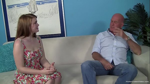 Una teenager bionda sexy si diverte