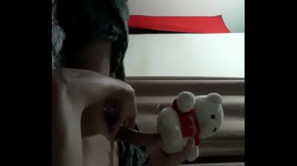 Ragazzo etero magrolino scopa l'orsacchiotto e si diverte bollente