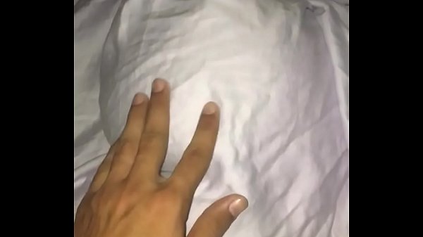 Wildes junges Mädchen posiert