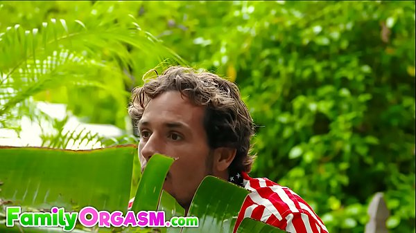 Attraktives Teenie-Mädchen posiert in Blondine