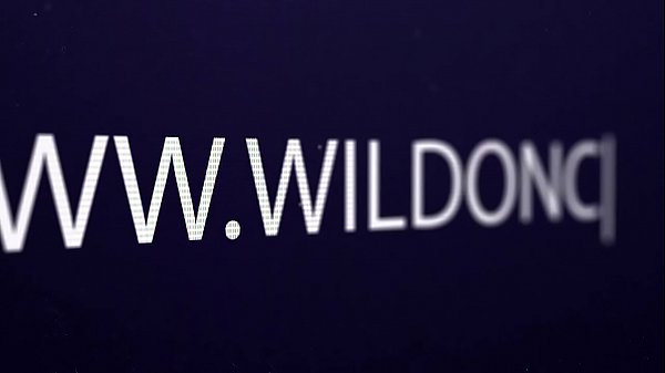 Dünnes brünettes Babe spielt in Live-Show mit sich selbst, bevor es Sybian fickt