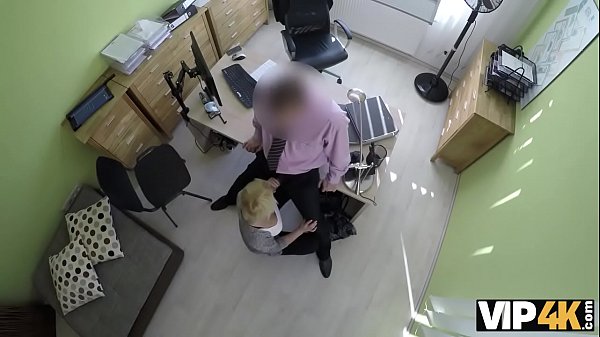 VIP4K. Die schlanke, süße Katy Rose lässt sich von einem Kreditprüfer die Muschi aufbohren