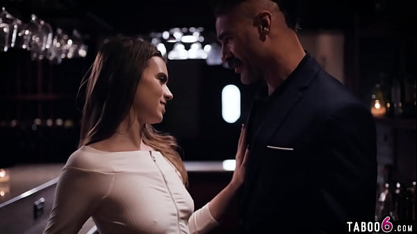 La cameriera adolescente Jill Kassidy ha sedotto il suo capo sposato Charles Dera