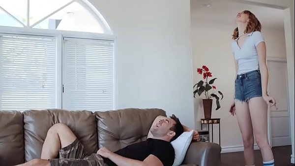 Wunderschönes Teenie-Mädchen tanzt im Teenageralter