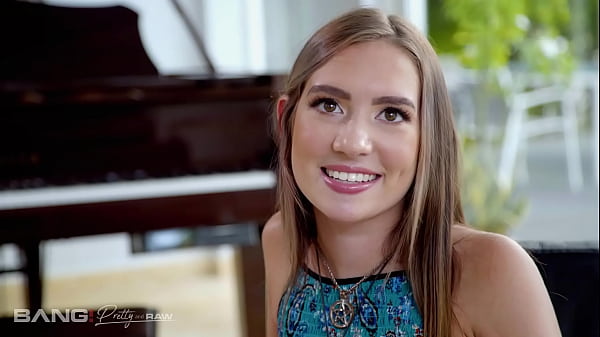 Pretty And Raw - Bailey Base ha un rapporto a tre per la prima volta