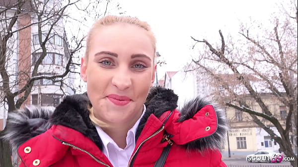GERMAN SCOUT - Schlankes Girl Lulu in Pelzjacke und Leggings wird auf der Straße abgeholt und betrügt