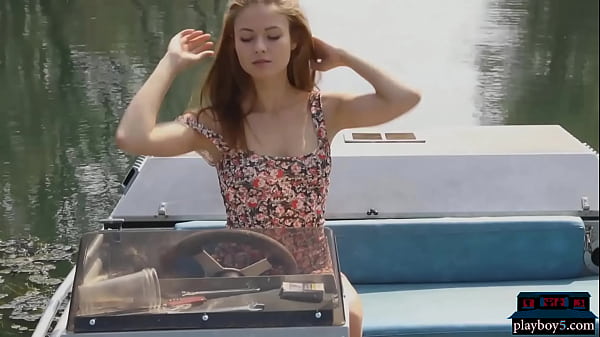 Die zierliche russische Teenagerin Hilary C macht Striptease und posiert nackt