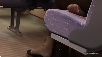 Zwei Mädchen in Röcken und schwarzen Nylonstrumpfhosen