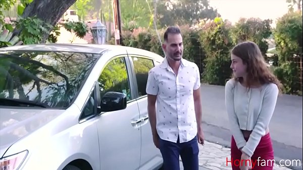 La belle-fille adolescente fera tout pour une voiture, même baiser papa - Ellie Eilish