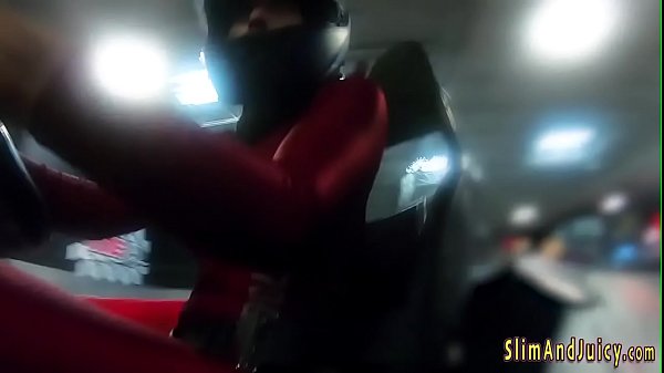 Adolescente dal culo grosso fa un gola profonda