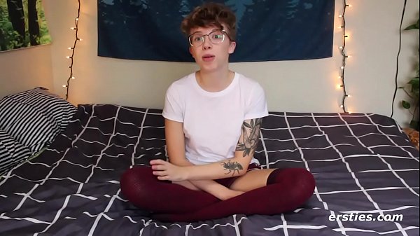 Doce Petite Margo se masturba em meias sensuais