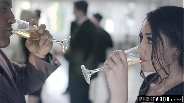 Adolescente PURE TABOO descubre la mazmorra sexual de un chico rico