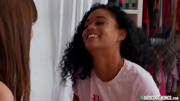 Verspieltes Teenie-Mädchen zieht sich lesbisch aus