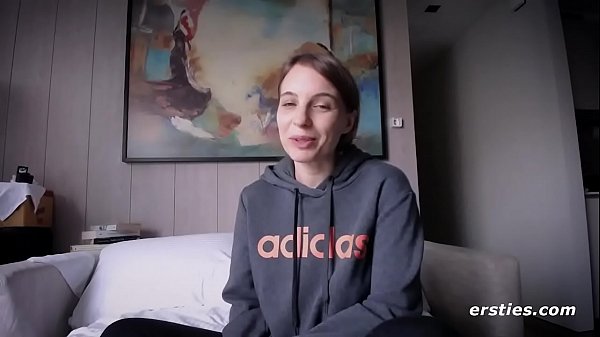 Holly &amp_ Julia wagen ein sexy Skype-Experiment