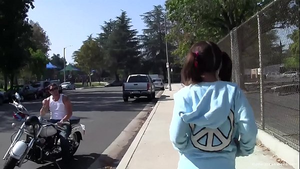 Der kostbare kleine Teenager wollte auf meinem Schwein reiten