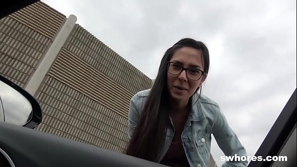 Süße, zierliche Schlampe, die versucht, ihren Lebensunterhalt zu verdienen