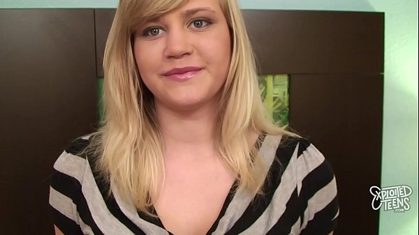 Süßes junges Mädchen hat Spaß