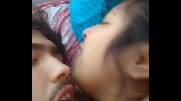 Chica adolescente traviesa se desnuda en amateur